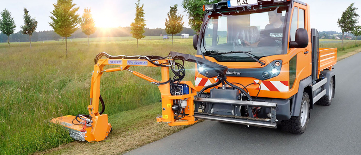 Geräteträger mit Erweiterung zum Mähen und Pflegen von Grün- und Außenflächen.