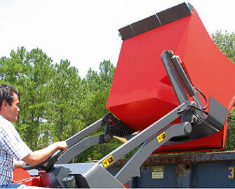 Entleerung von Kehrgut aus der Kehrmaschine in einen Container.