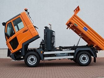 Kippbares Fahrerhaus eines Geräteträgers für einfache Wartung.