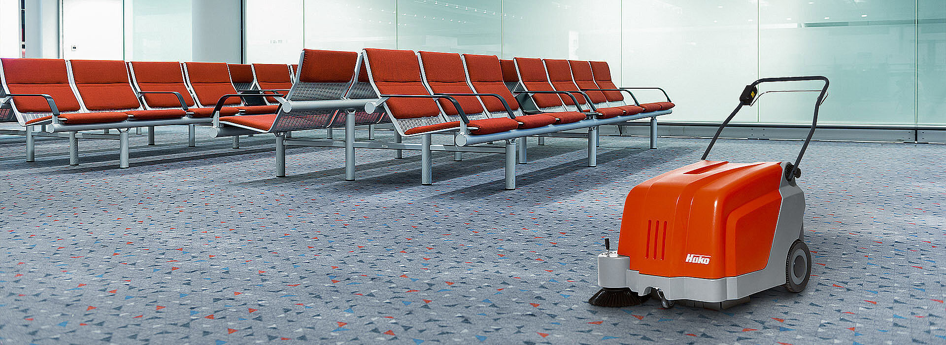 Handgeführte Reinigungsmaschine bei Einsatz im Wartezimmer oder am Flughafen.