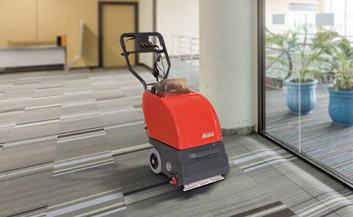 Nasssauger beim Reinigen von Teppich im Büro.