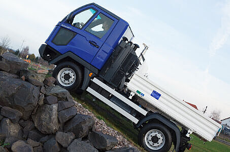 Lasten- und Geräteträger mit Servolenkung, Allradantrieb und kleinem Wendekreis.