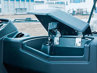 Innenraum eines kommunalen Transporters bietet viel Platz und Komfort.