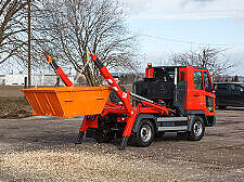 Geräteträger als Dreiseitenkipper bzw. Absetzkipper mit Container für Transport.