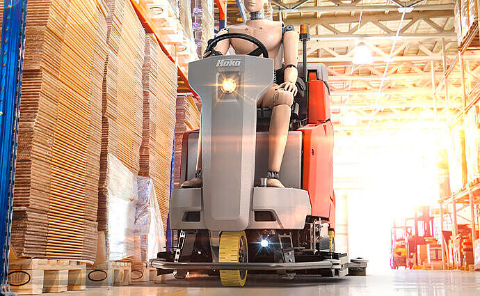 Putzmaschine bei der Reinigung einer Lagerhalle.