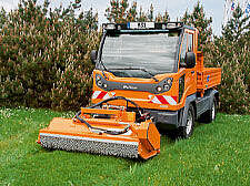 Lastenträger beim Einsatz auf einer Wiese bzw. in einer Grünanlage.